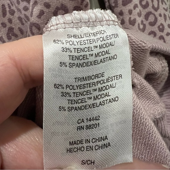 Mondetta Women's Small Lavender Lilac Leopard Print Sweatshirt Pullover Top O2 - Picture 6 of 7